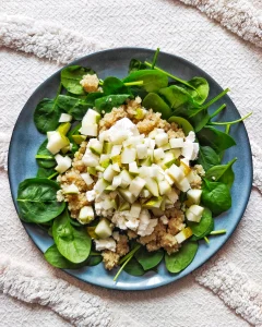 Komosa ryżowa z fetą i gruszką