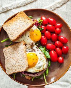Tosty z jajkiem sadzonym, szynką i warzywami
