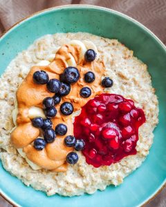 Owsianka z owocami i masłem orzechowym