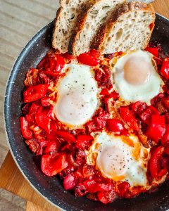 Szakszuka z warzywami i chlebem