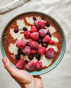 Czekoladowa jaglanka z owocami